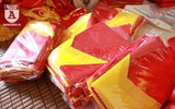 Trắng đêm may cờ Tổ quốc, in băng rôn phục vụ người hâm mộ bóng đá Việt Nam